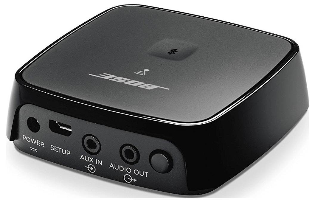 Czarne urządzenie elektroniczne z gniazdami zasilania, ustawień, wejścia AUX, wyjścia audio oraz wyświetlaczem LED.