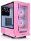 Różowa obudowa komputera z przezroczystą ścianką boczną prezentuje widok wnętrza z wentylatorem i podświetleniem RGB.