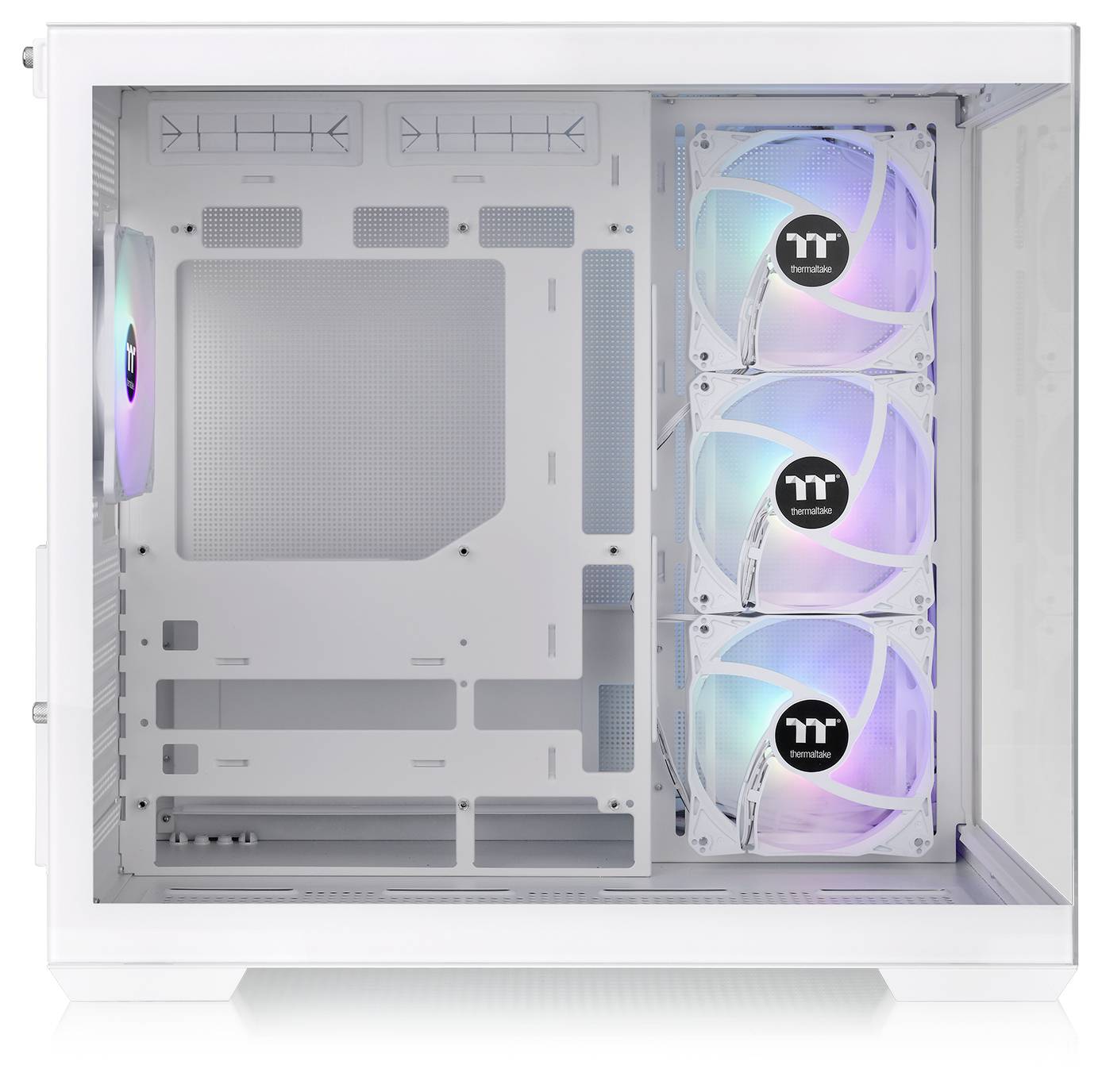 Białe obudowa komputera z trzema świecącymi wentylatorami z przodu i jednym z tyłu. Obudowa jest pusta i pozbawiona jakichkolwiek podzespołów.