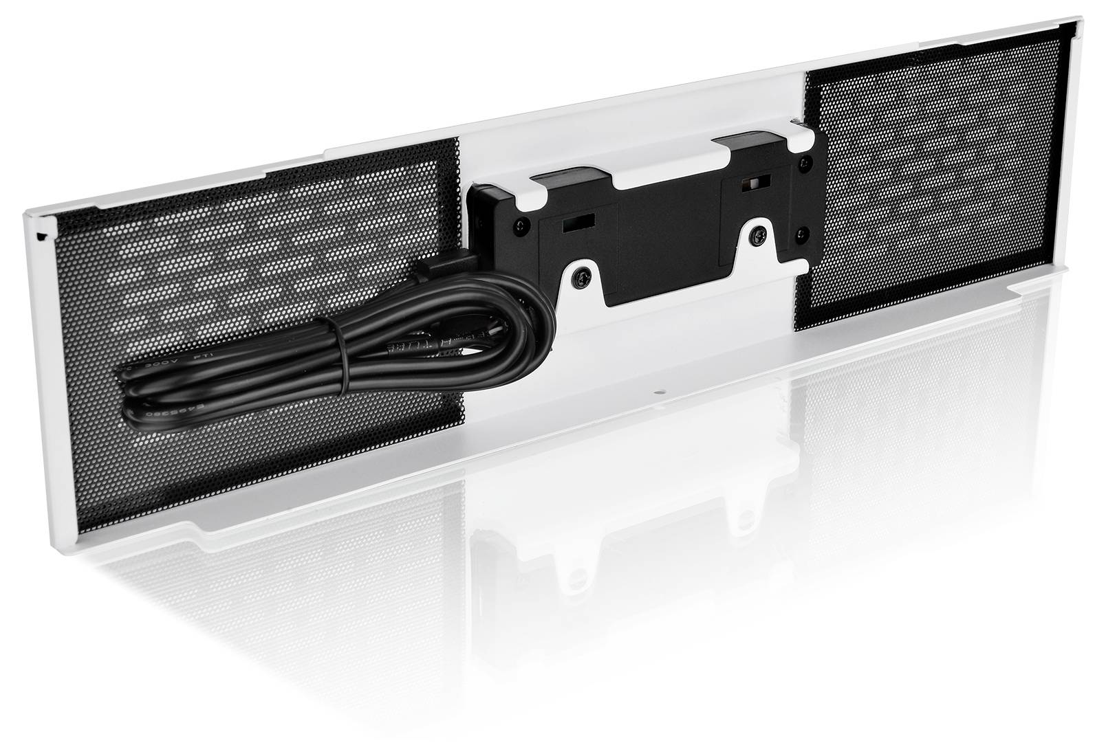 Obraz przedstawia białą jednostkę wentylacyjną z czarną metalową kratką i przewodami. Jest przeznaczona do wentylacji urządzeń.