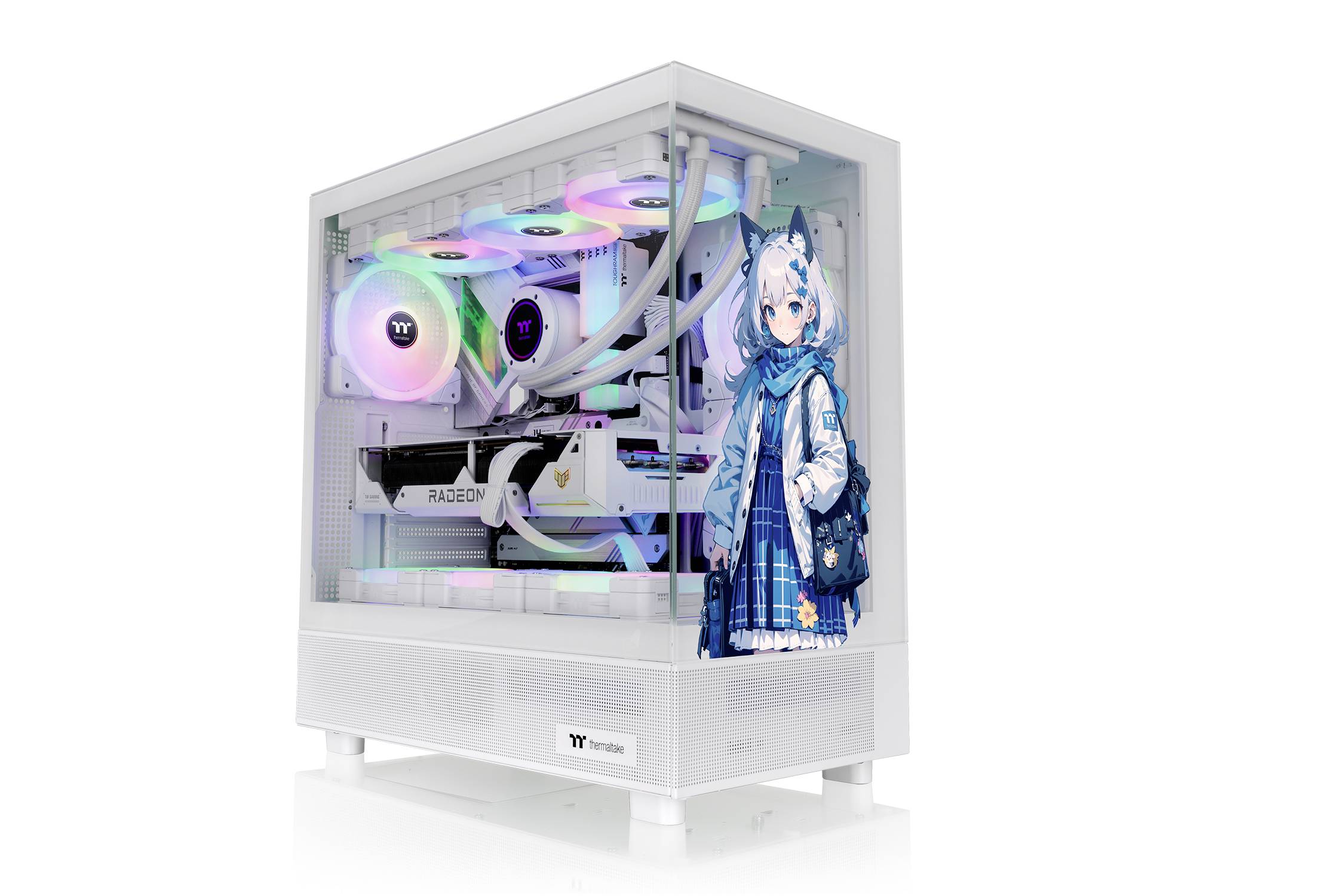 Biały komputer do gier z podświetleniem RGB we wnętrzu. Obok stoi stylizowana, animowana dziewczyna w niebieskim stroju.