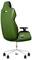 Nowoczesny fotel biurowy z zielonym obiciem i ergonomicznym oparciem, czarną tapicerką, regulowanymi podłokietnikami i kółkami jezdnymi.