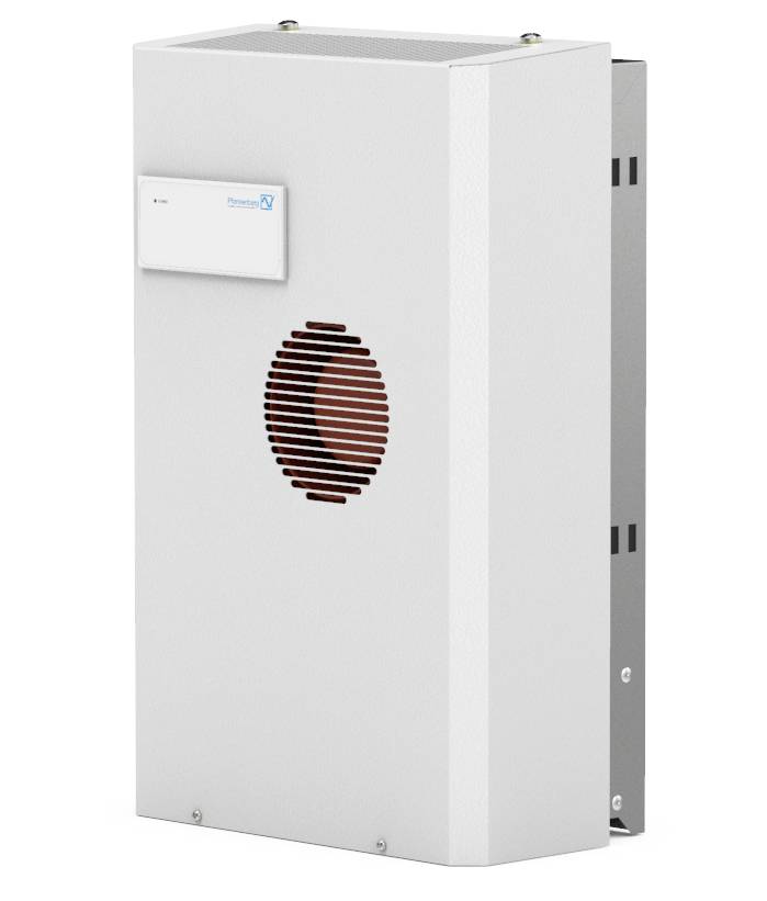 Białe urządzenie chłodnicze z otworem wentylacyjnym i małą tabliczką w lewym górnym rogu. Przeznaczone przede wszystkim do zastosowań przemysłowych.