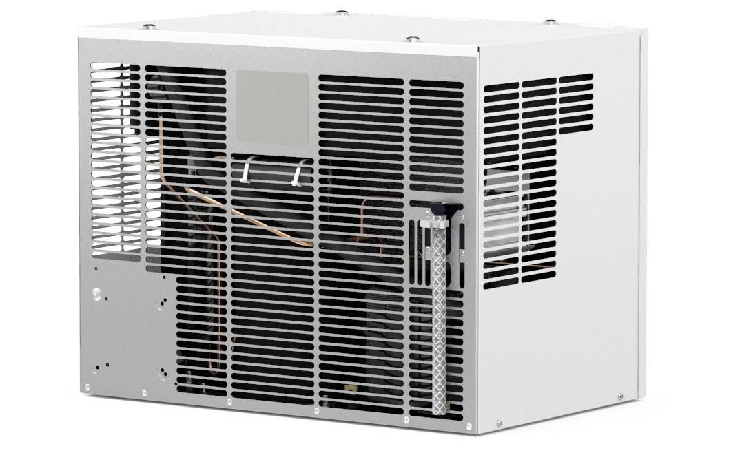 Klimatyzator w białej obudowie z kratkami wentylacyjnymi, widok z tyłu. Widoczne kable i filtr za żaluzjami. Odpowiedni do instalacji przy oknie.