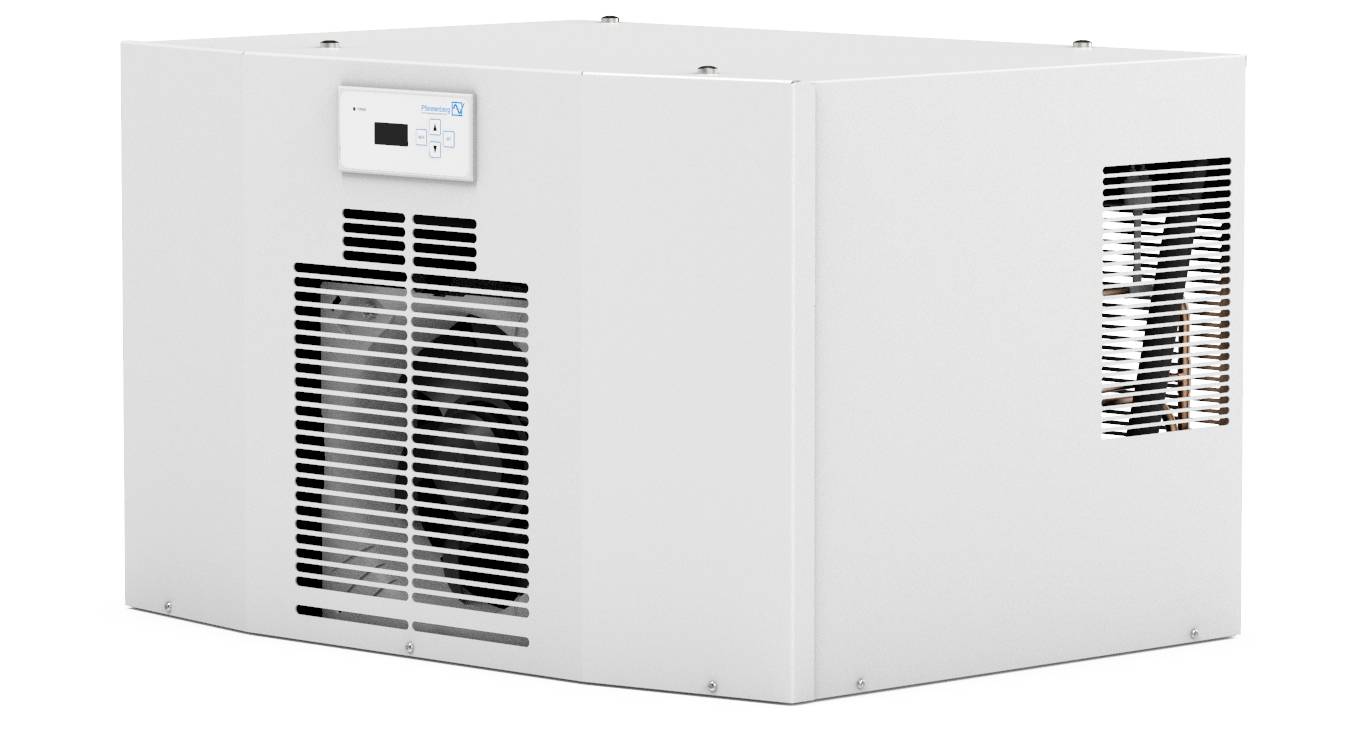 Biała klimatyzacja z kratkami wentylacyjnymi i panelem sterowania z przodu. Stoi w neutralnym pomieszczeniu.