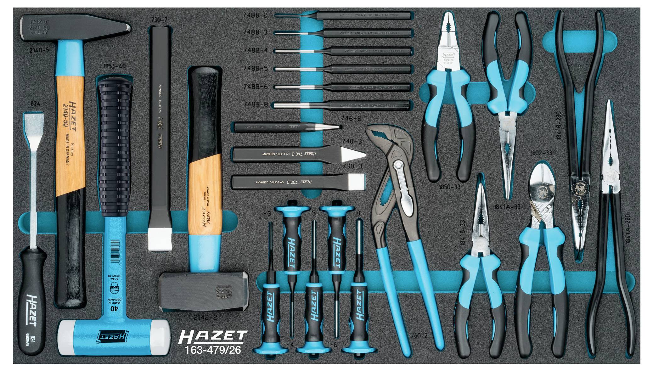 Zestaw narzędzi Hazet, składający się z młotków, śrubokrętów, szczypiec i innych narzędzi ręcznych, starannie ułożonych w walizce.