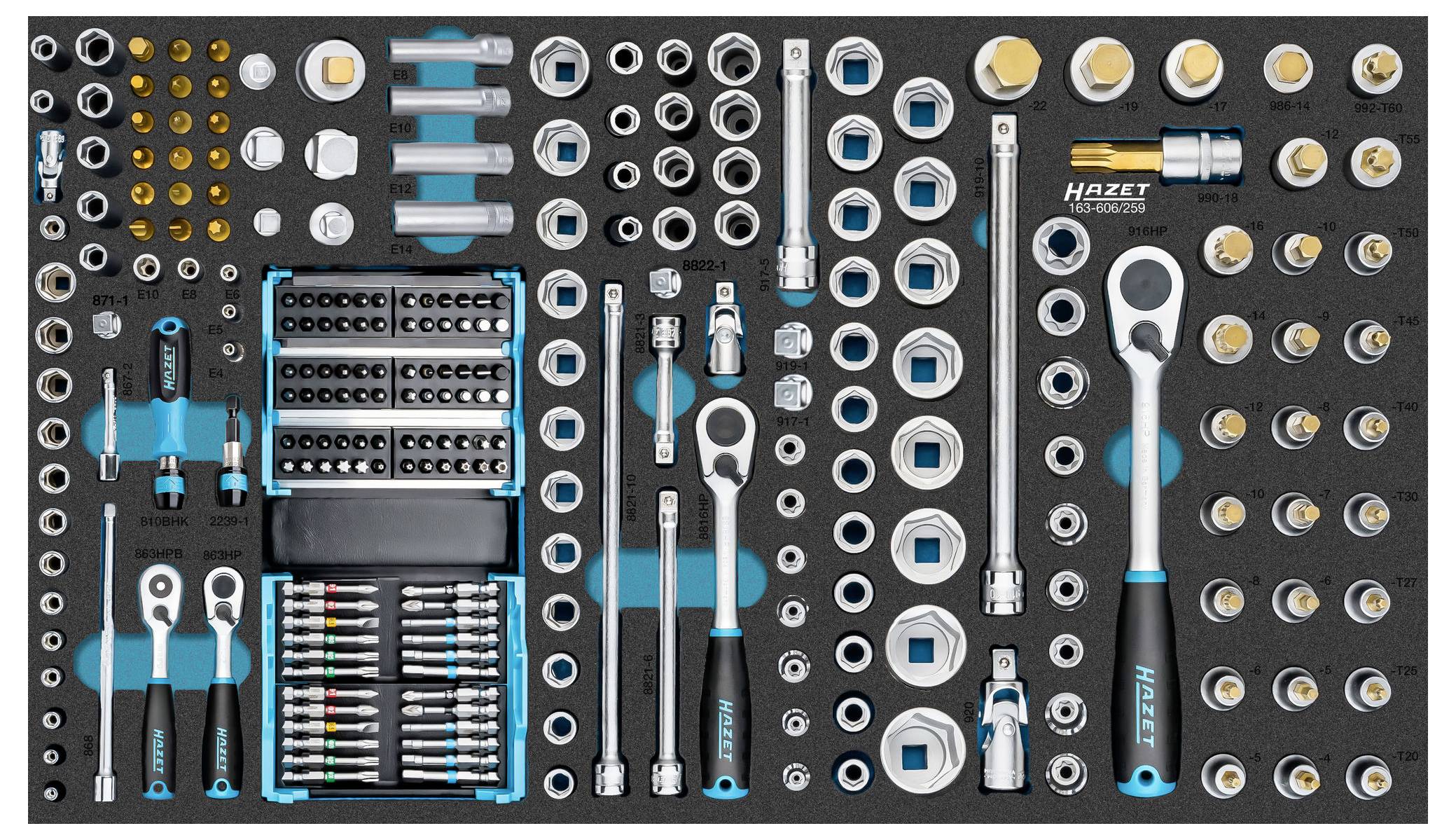 Uporządkowany zestaw narzędzi z kluczami płaskimi, bitami, grzechotkami i nasadkami w różnych rozmiarach i kształtach.