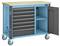 Niebieski wózek narzędziowy na kółkach z sześcioma szufladami i otwartą szafką z dwoma półkami, na górze drewniana płyta.