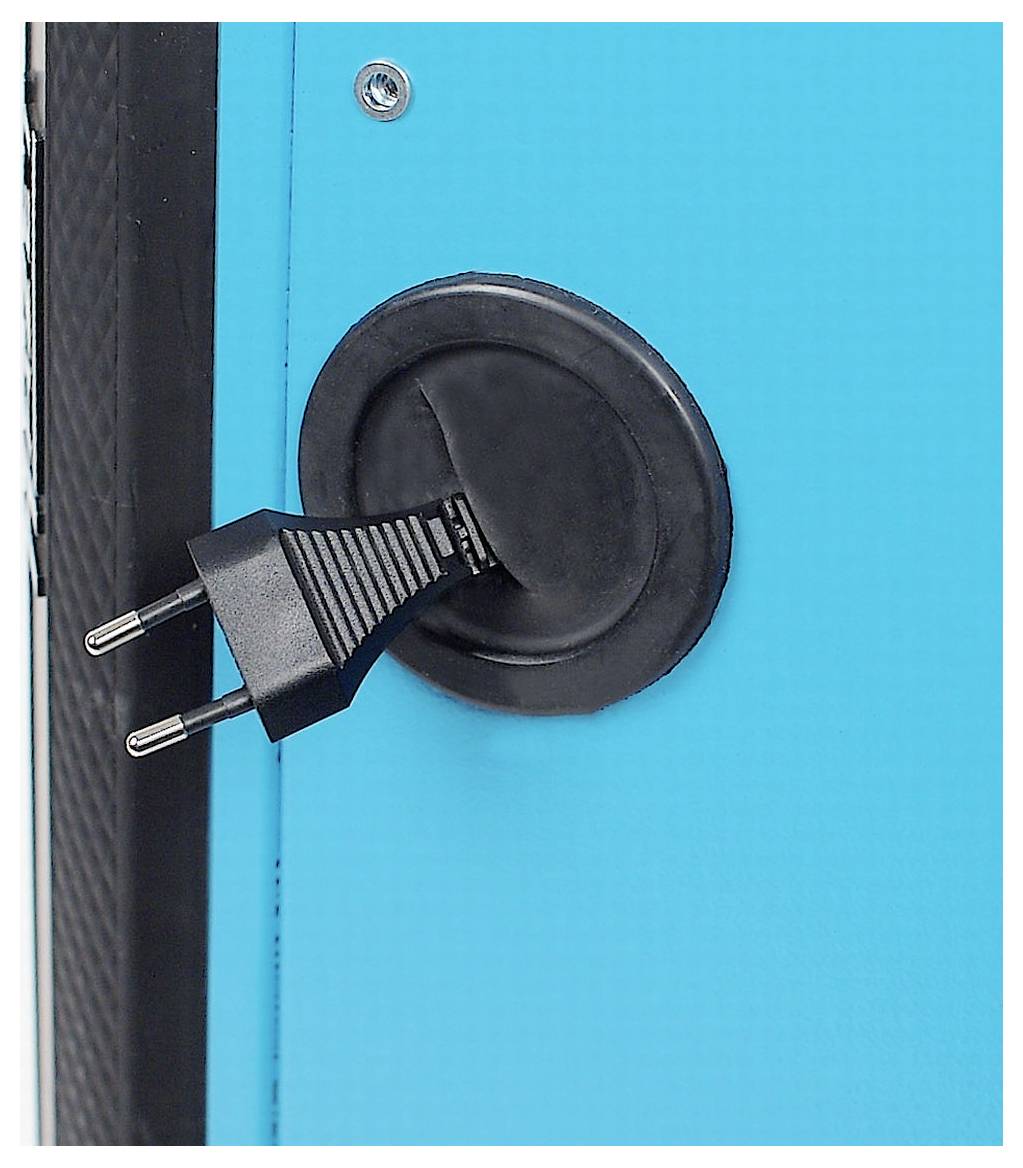 Czarny wtyk europejski jest magnetycznie przymocowany do niebieskiej ściany.