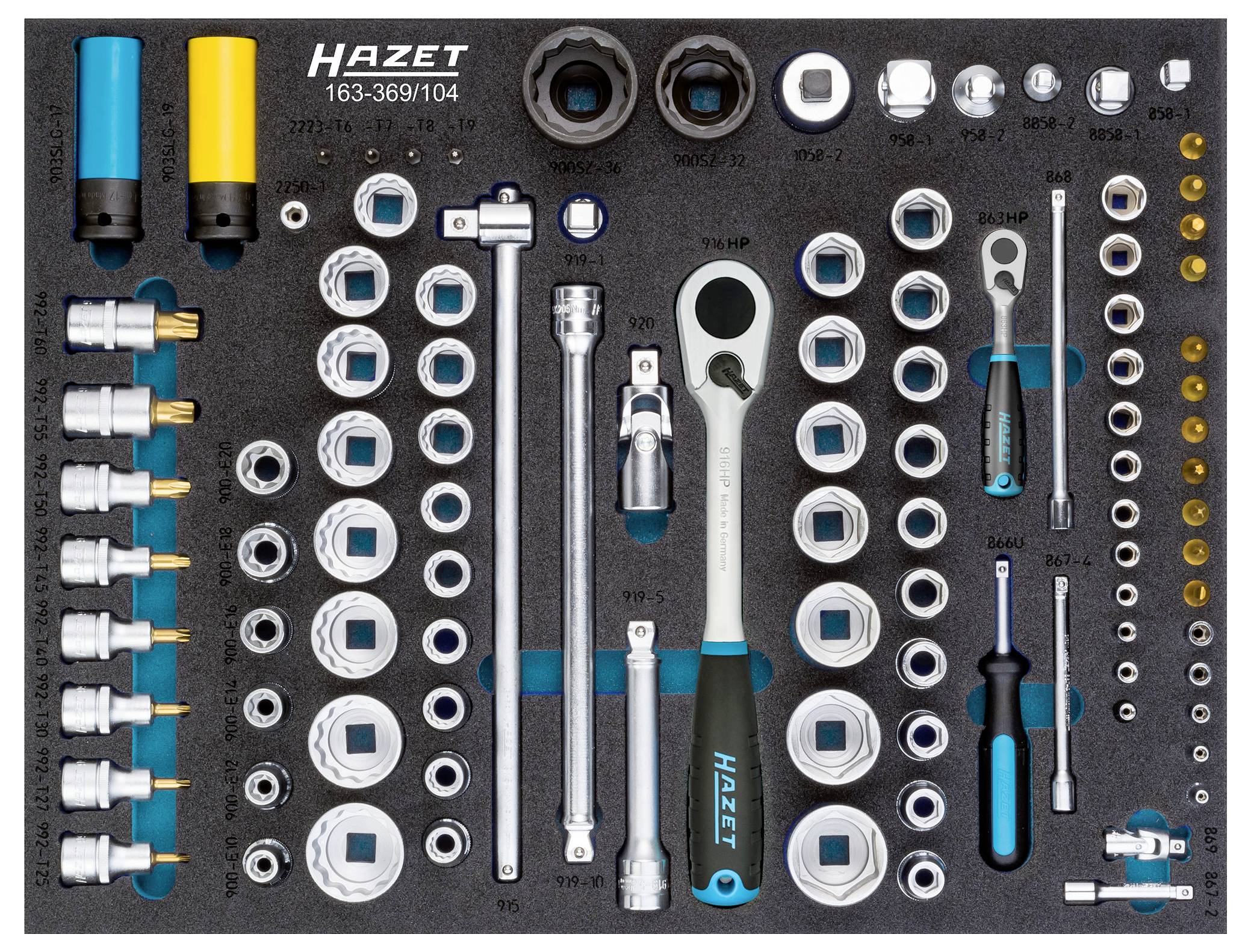 Zestaw narzędzi z różnymi nasadkami i narzędziami, w tym grzechotką, przedłużkami, bitami i nasadkami, ułożonymi w schludny sposób.