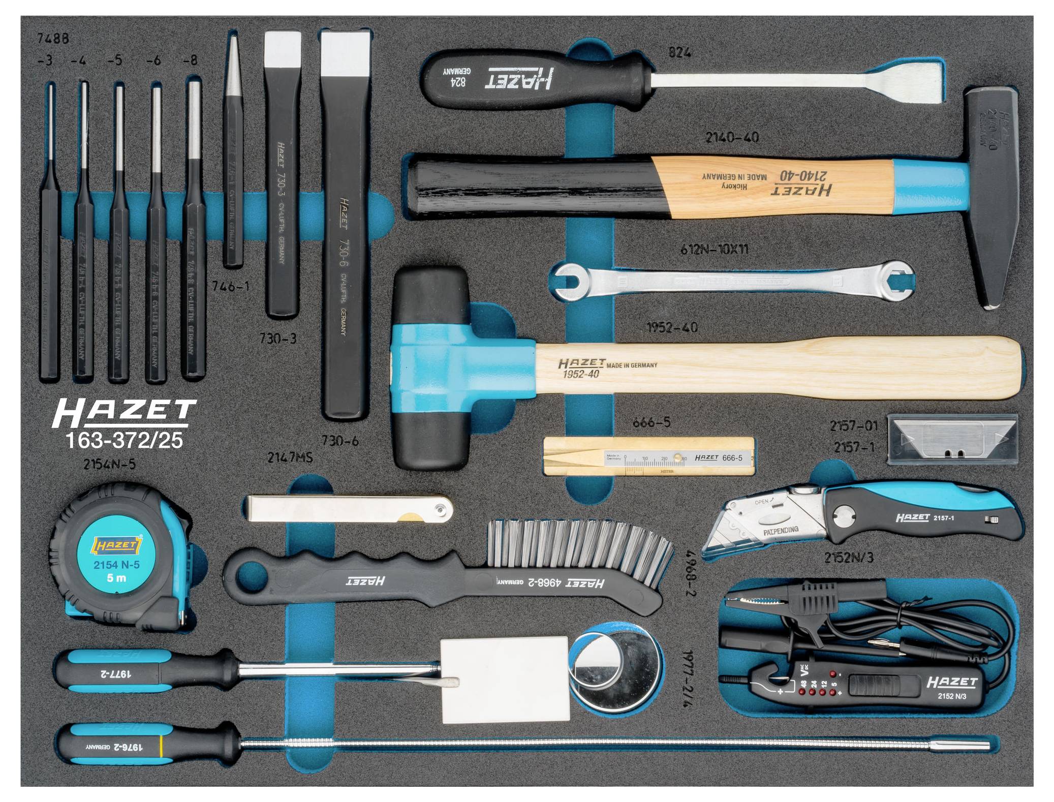 Zestaw narzędzi z młotkami, śrubokrętami, szczypcami, kluczami i lupą w wewnętrznej wyściółce z pianki.