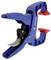Niebieski zacisk sprężynowy z czerwonym uchwytem i czarnym mechanizmem metalowym pośrodku. Używany głównie w warsztatach i podczas prac majsterkowiczów.