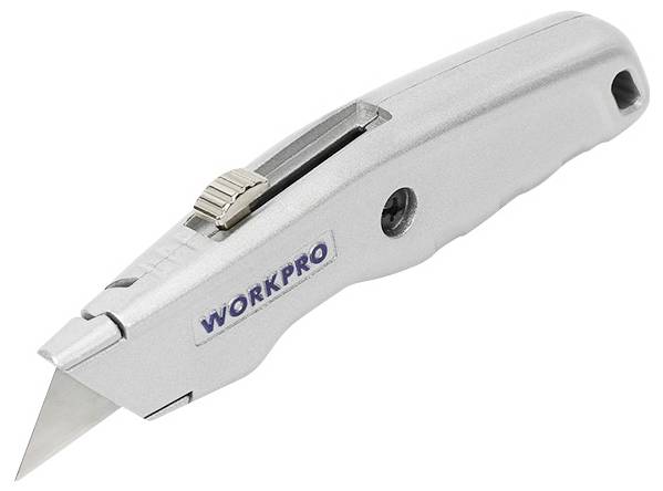 Srebrny nóż monterski z ostrzem i przesuwnikiem. Na rękojeści widnieje napis 'WORKPRO'.