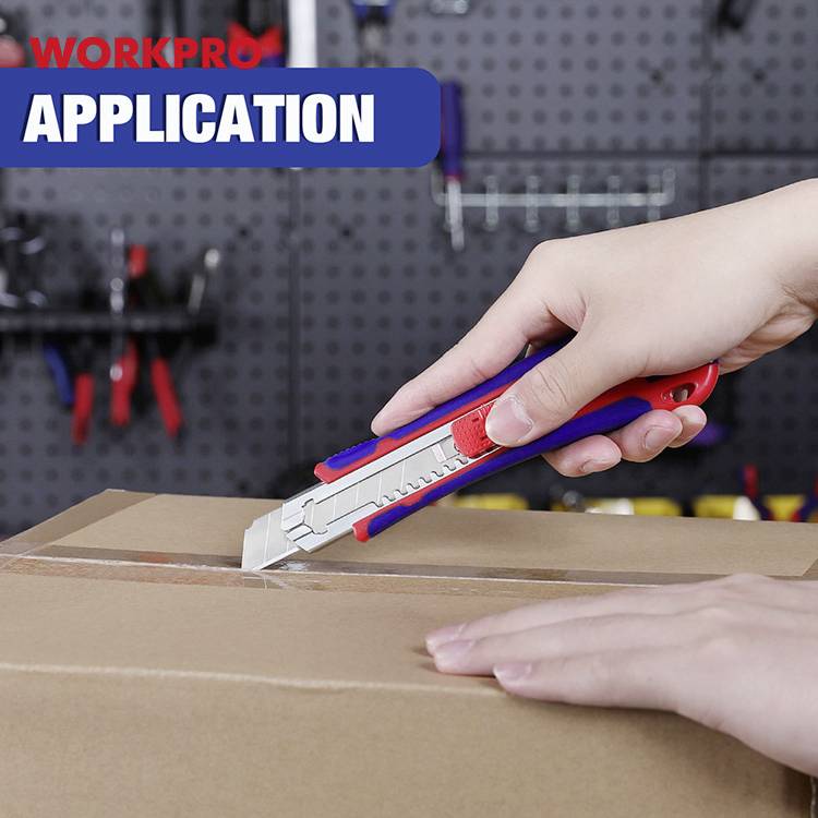 'Ręka tnie karton czerwonym nożem introligatorskim. Na rozmytym tle ściana z narzędziami. Tekst u góry po lewej: WORKPRO APPLICATION.'