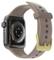 Smartwatch z brązowym paskiem, czarną obudową i kilkoma czujnikami z tyłu do monitorowania zdrowia.