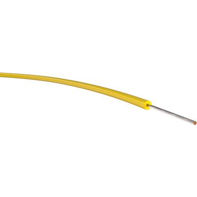 Żółty kabel z widocznym metalowym rdzeniem na jednym końcu, prawdopodobnie kabel światłowodowy, na białym tle.