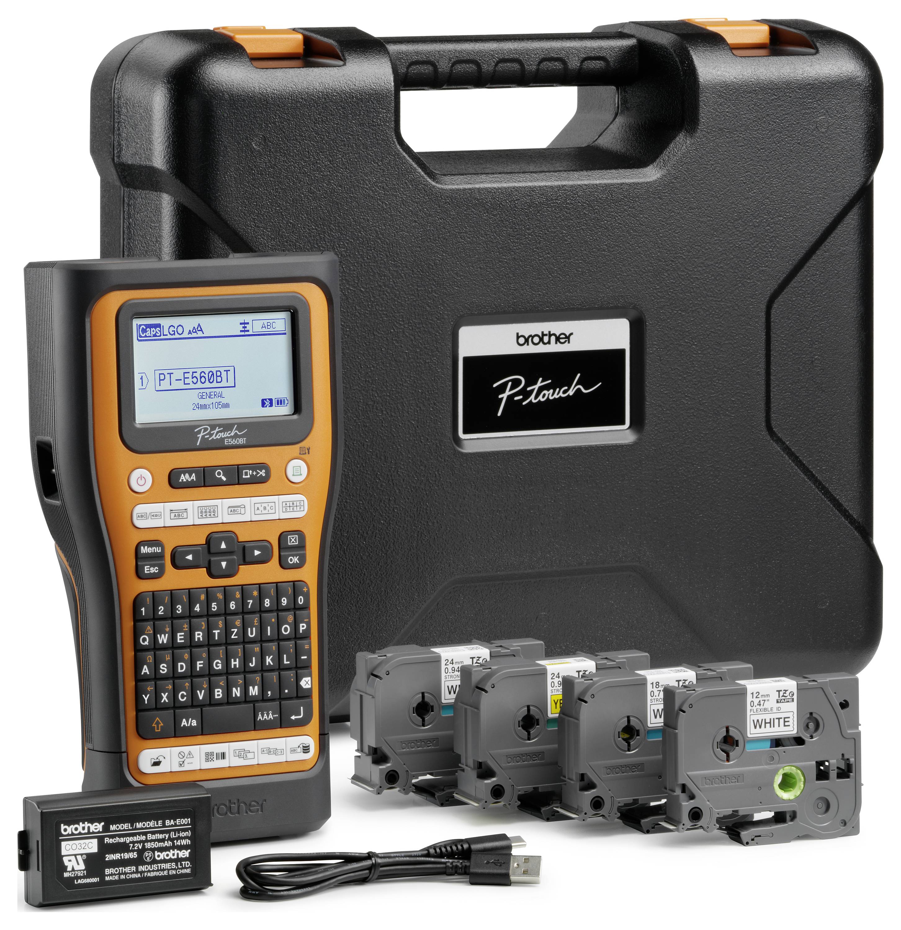 Zestaw drukarki etykiet: Ręczna drukarka etykiet w kolorze pomarańczowo-czarnym z wyświetlaczem, przewodem, akumulatorem i czterema kasetami z etykietami, umieszczona przed czarną walizką.