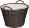 Pusty, okrągły kosz wiklinowy w kolorze brązowym z dwoma uchwytami, nadający się do transportu lub przechowywania różnych przedmiotów.