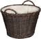 Pusty, okrągły, brązowy kosz z dwoma uchwytami, wykonany z plecionego materiału.