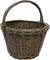 Pusty, brązowy kosz wiklinowy z uchwytem, umieszczony na białym tle. Kosz wykonany jest w tradycyjnym stylu plecionkarskim.