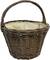 Pusty, brązowy kosz wiklinowy z uchwytem i wkładką lnianą, odpowiedni do zakupów lub jako element dekoracyjny.