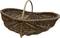 Pusty, owalny kosz wiklinowy z uchwytem pośrodku. Kosz jest pleciony i utrzymany w naturalnych odcieniach brązu.