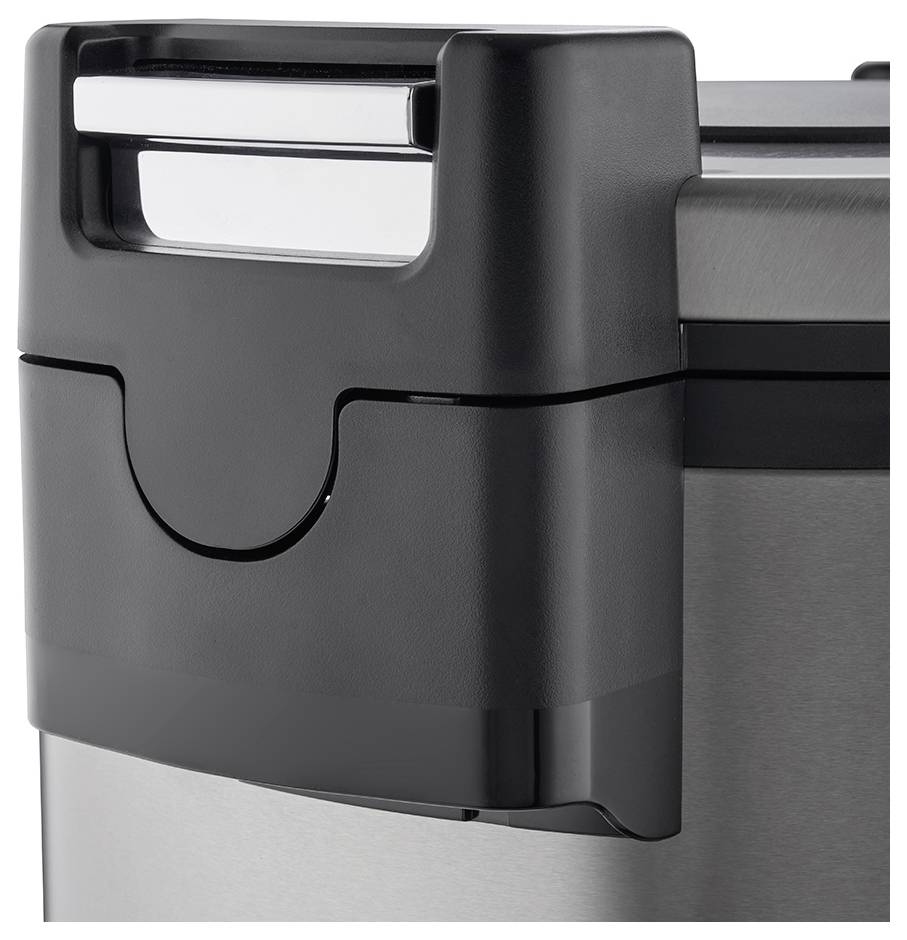 Fragment pojemnika na kawę wykonanego ze stali nierdzewnej z czarnym uchwytem z tworzywa sztucznego, odpowiedni do przechowywania lub transportu kawy.