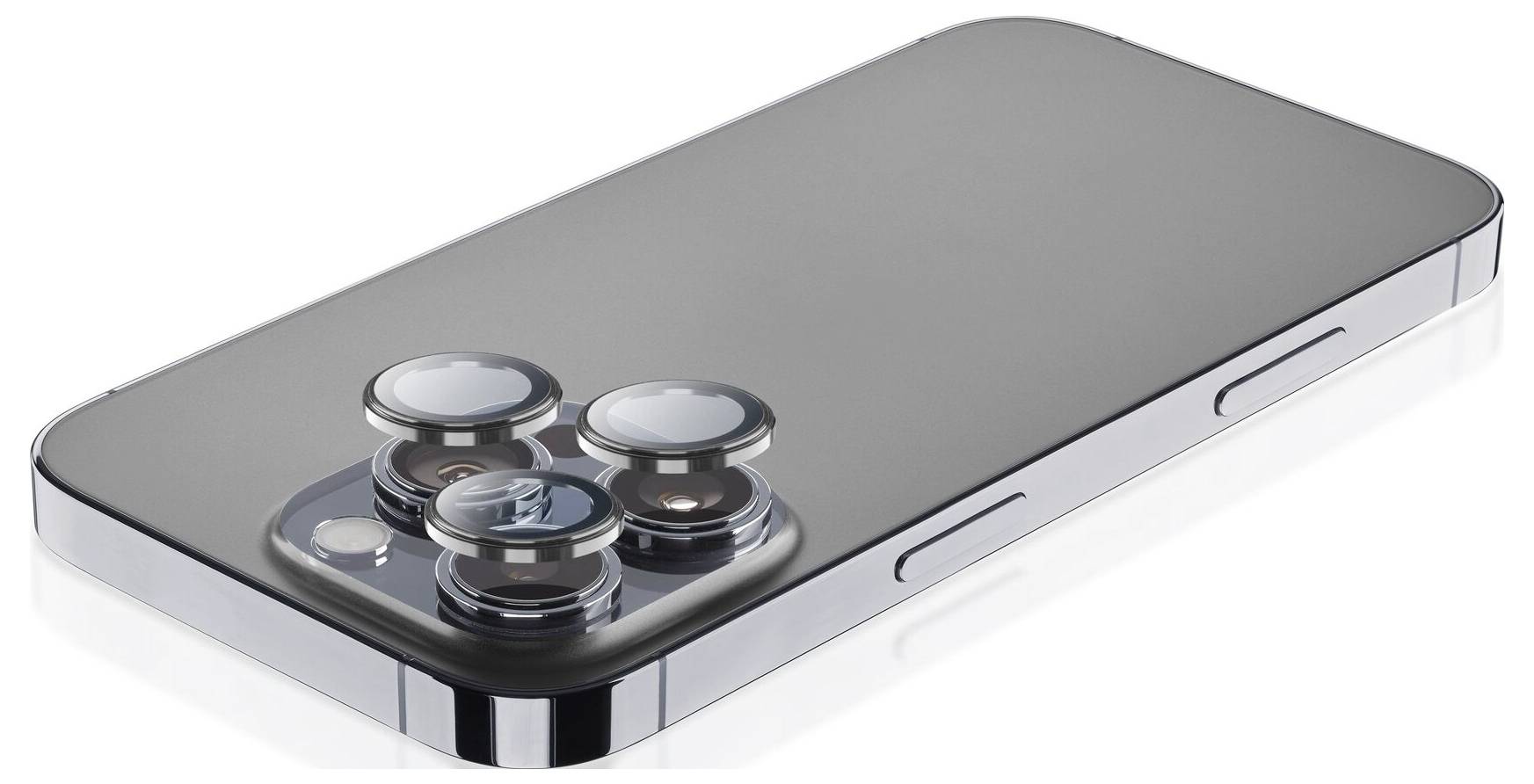 Nowoczesny smartfon z czterema obiektywami aparatu na tylnej obudowie, leżący na białym tle.
