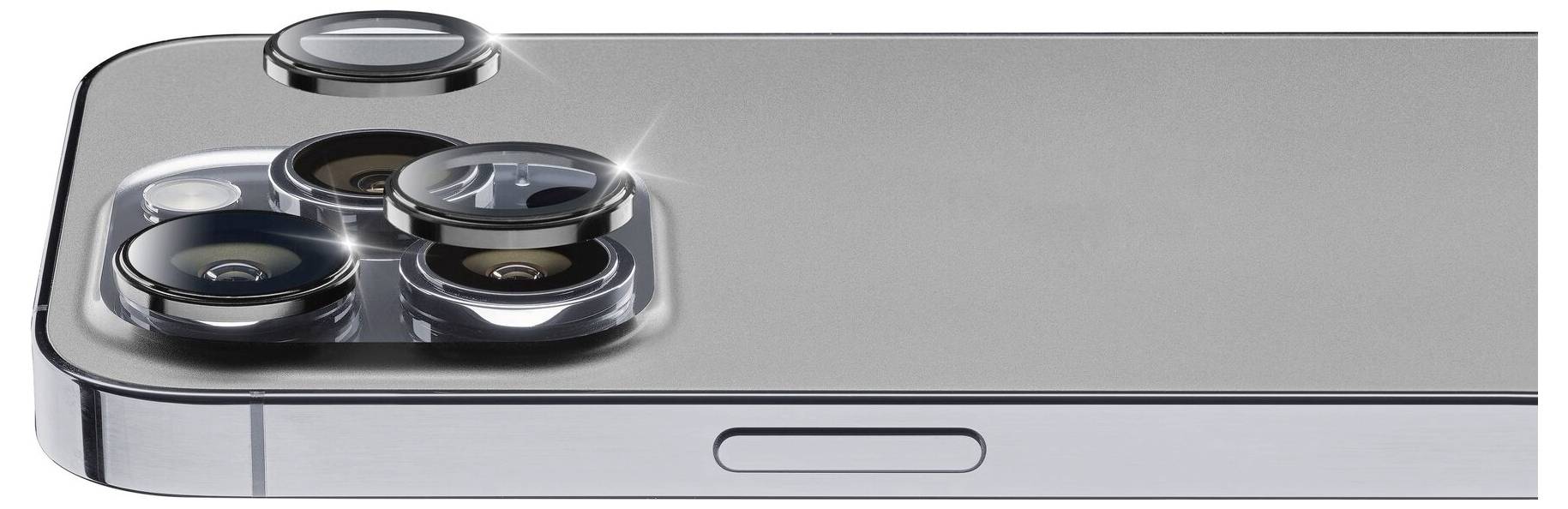 Nowoczesny smartfon w srebrnym kolorze z trzema obiektywami aparatu na tylnej ściance, z błyszczącymi akcentami podkreślającymi obiektywy kamery.
