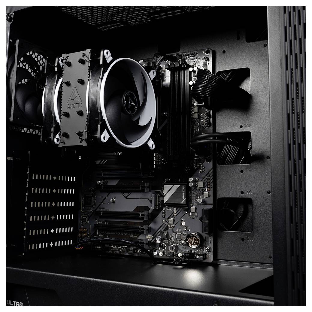 Otwarta obudowa komputera z widoczną płytą główną, wentylatorami i systemem chłodzenia. Przewody zasilające są podłączone.