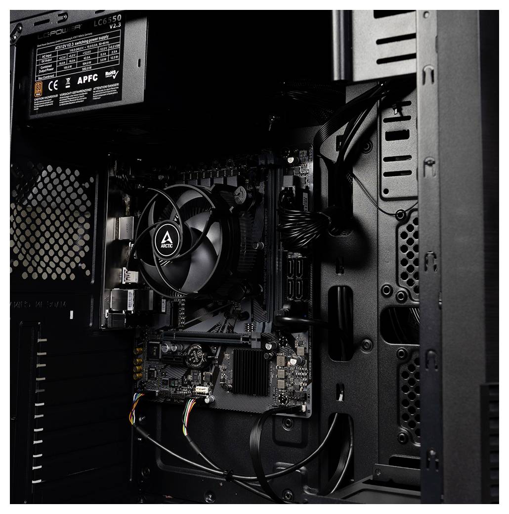 Obudowa komputera z otwartą boczną ścianką, ukazująca wbudowany wentylator, zasilacz oraz wnętrze płyty głównej.