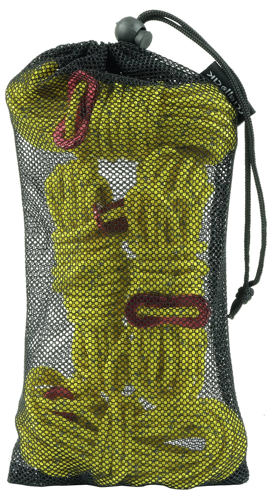 Żółta lina wspinaczkowa z czerwonymi akcentami, zapakowana w czarny worek sieciowy ze sznurkiem ściągającym. Idealna dla wspinaczy.