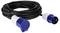 Czarny przewód elektryczny z niebieskimi, okrągłymi wtyczkami na obu końcach. Wtyczka posiada trzy metalowe styki.