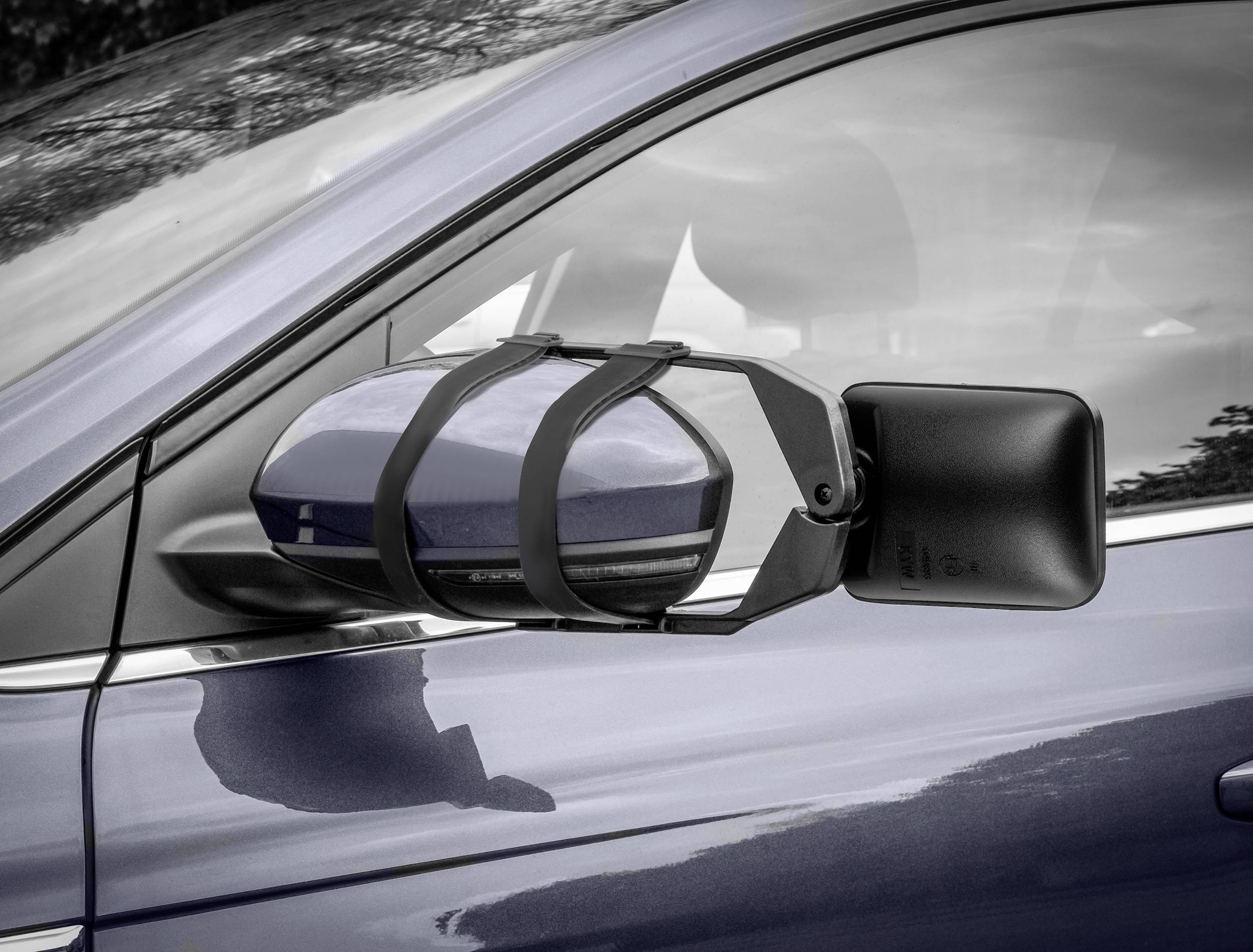 Samochód z przedłużeniem lusterka po stronie kierowcy. Zwiększa widoczność, szczególnie podczas holowania przyczepy.