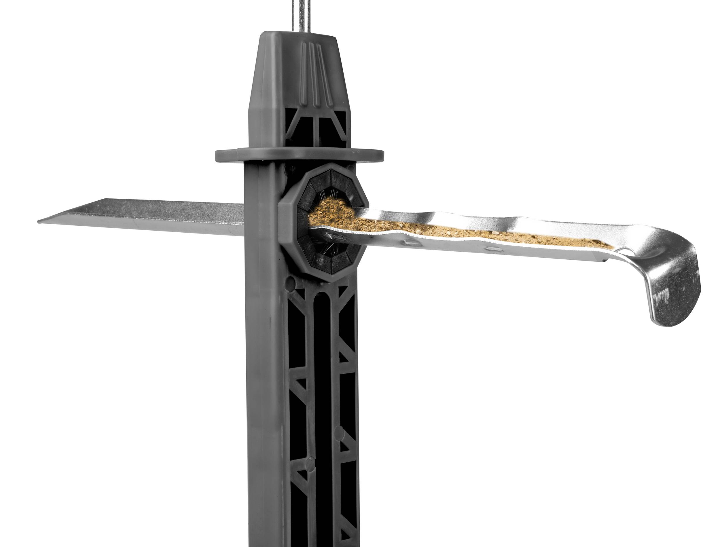 Czarny, pionowy element architektoniczny ze stalowymi belkami. Poziomy metalowy belk przechodzi przez element z piaskiem ułożonym na belce.