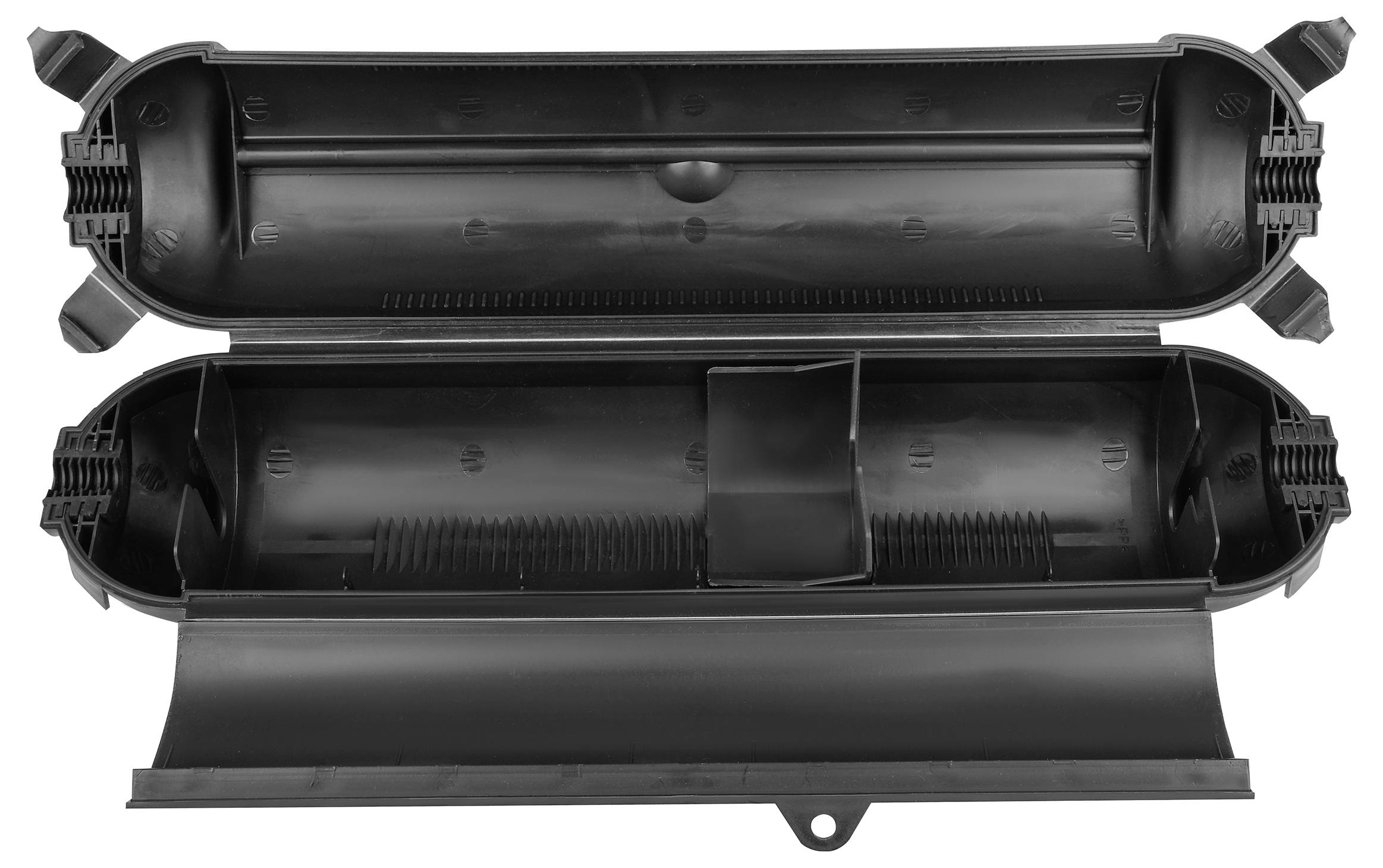 Otwarta, czarna plastikowa skrzynka z żebrowanym wnętrzem i mechanizmami zamykającymi na obu końcach. Odpowiednia do przechowywania lub transportu.