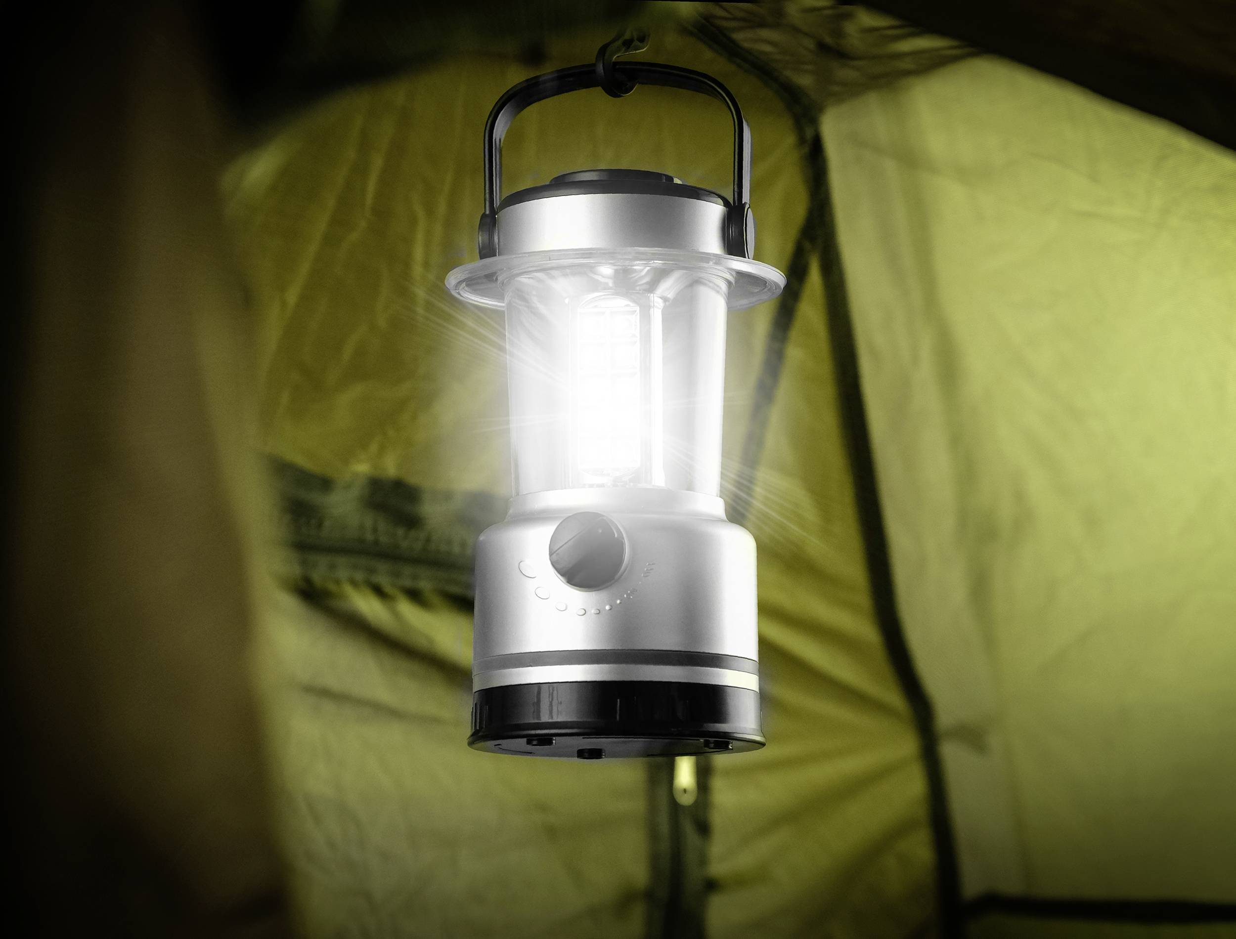 Latarnia świeci w namiocie, oświetlając jego wnętrze.