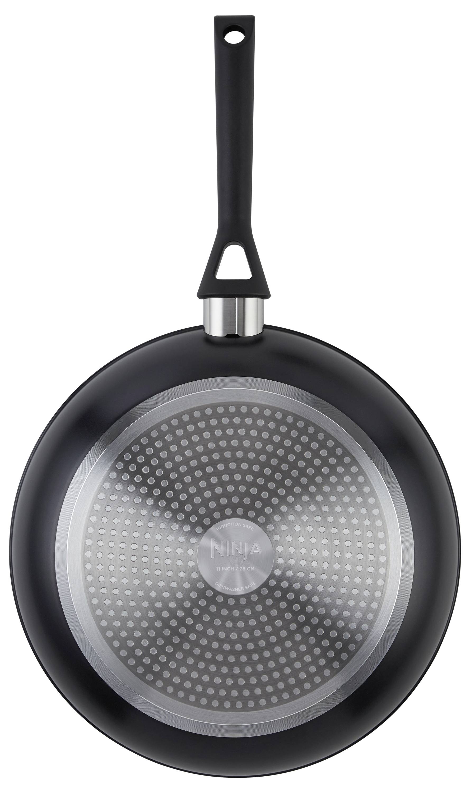 Czarna patelnia do smażenia z srebrnym spodem i uchwytem. Nazwa marki 'Ninja' widoczna na środku spodu.