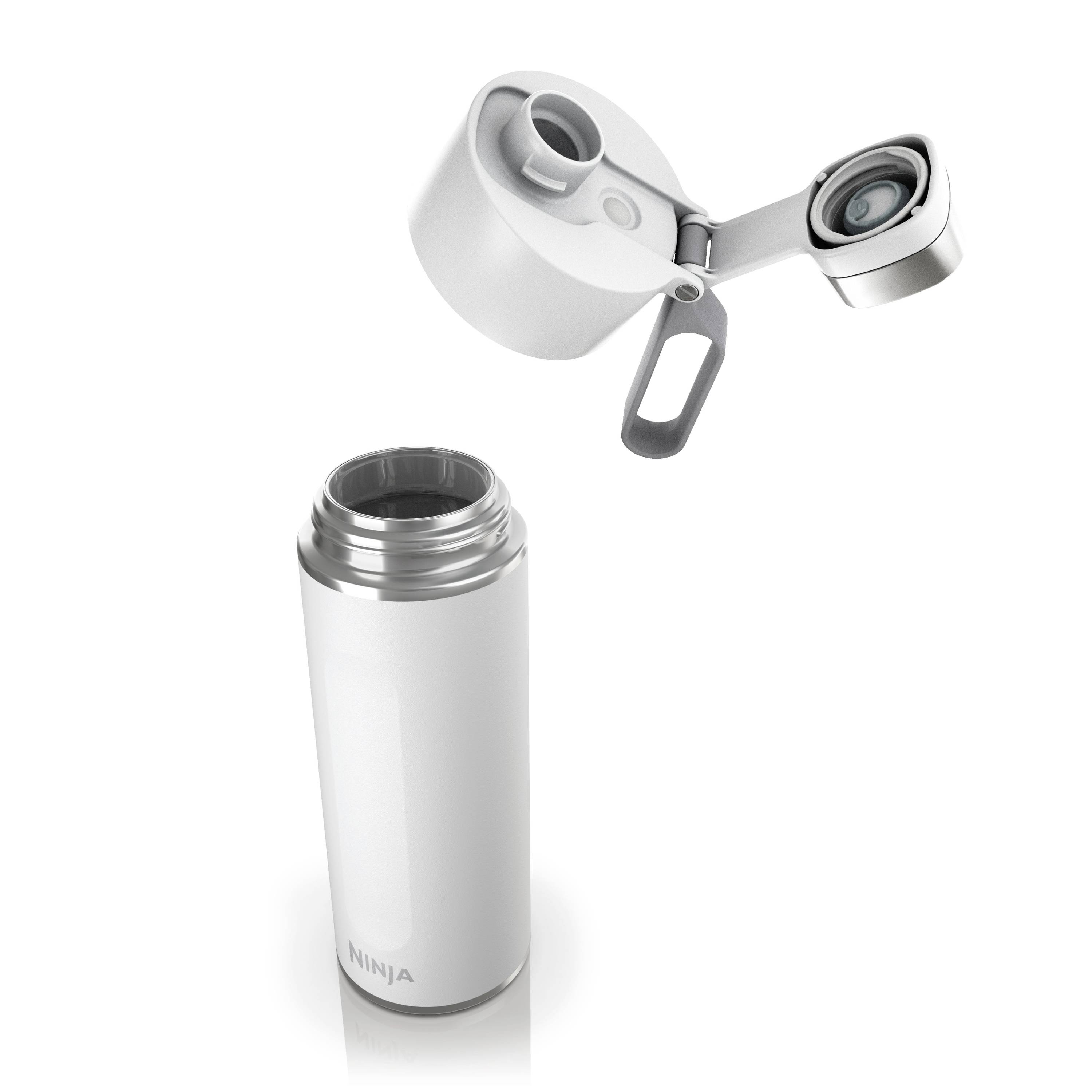 Otwarty, biały termiczny kubek ze stali szlachetnej z otwieraną pokrywką i zabezpieczeniem przed rozlewaniem. Marka 'Ninja' widoczna na dolnej krawędzi.
