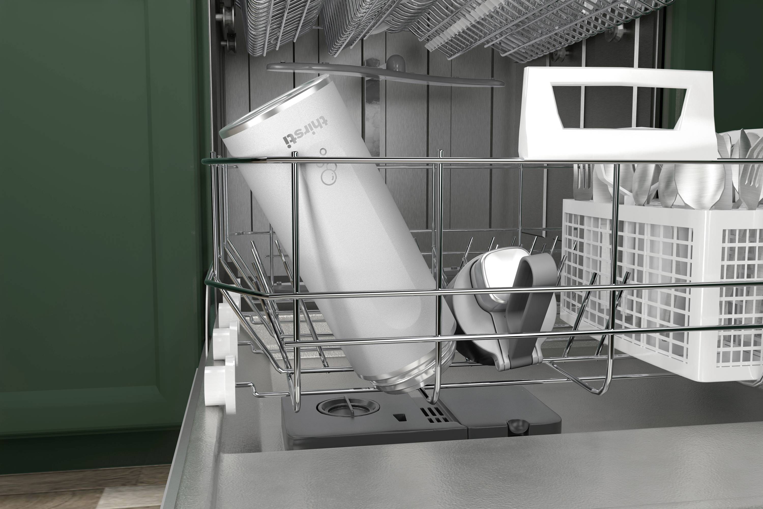 Otwarta zmywarka z elektryczną maszynką do golenia umieszczoną w dolnym koszu, obok której znajduje się kosz na sztućce z łyżkami i widelcami.