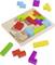 Drewniane puzzle z kolorowymi blokami przypominającymi tetris. Niektóre bloki leżą na stole, podczas gdy inne są umieszczone w tablicy puzzli.