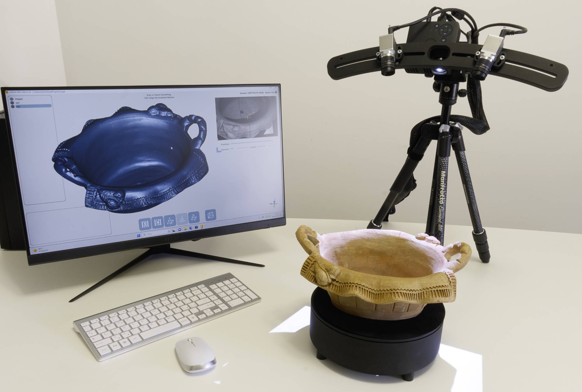 Skaner 3D rejestruje starożytne naczynie ceramiczne. Na monitorze wyświetlany jest zeskanowany obraz naczynia.