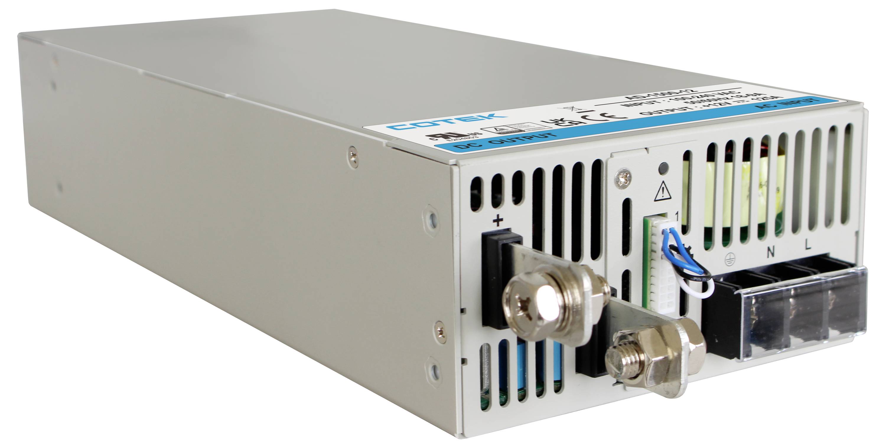 Prostokątne, metalowe urządzenie zasilające z kratkami wentylacyjnymi i zaciskami przyłączeniowymi. Na górze etykieta z parametrami technicznymi.