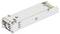 Moduł SFP do sieci optycznych, prostokątny i srebrny, ze złotymi stykami i złączami, na białym tle.