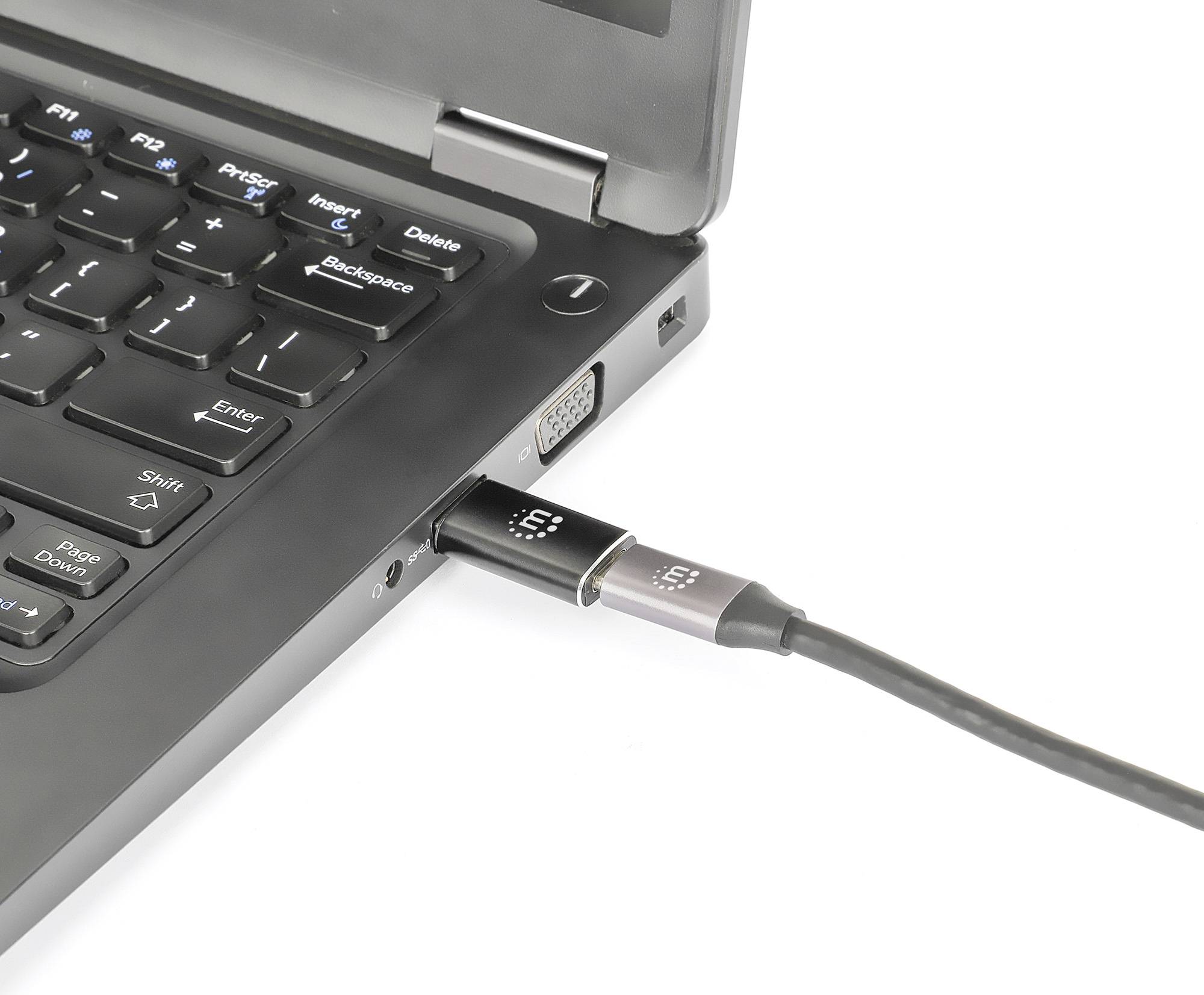 Przewód ładujący jest podłączony do bocznego portu czarnego laptopa. Laptop posiada klawiaturę QWERTY.