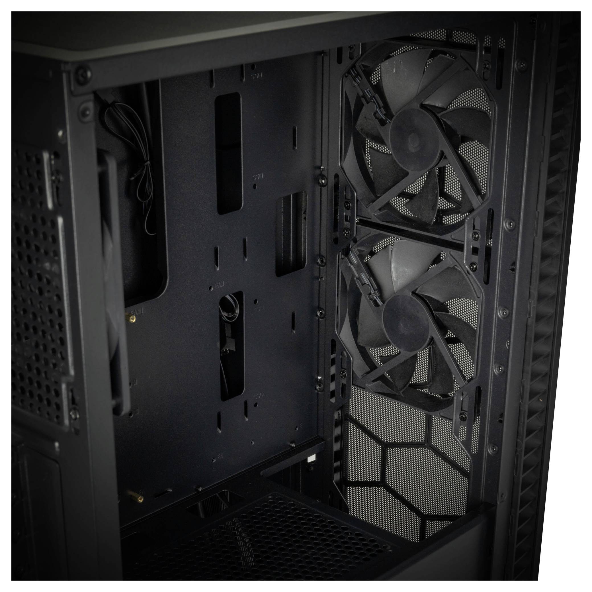 Czarna obudowa komputera bez wewnętrznej podzespołów, z dwoma widocznymi wentylatorami z tyłu do chłodzenia.
