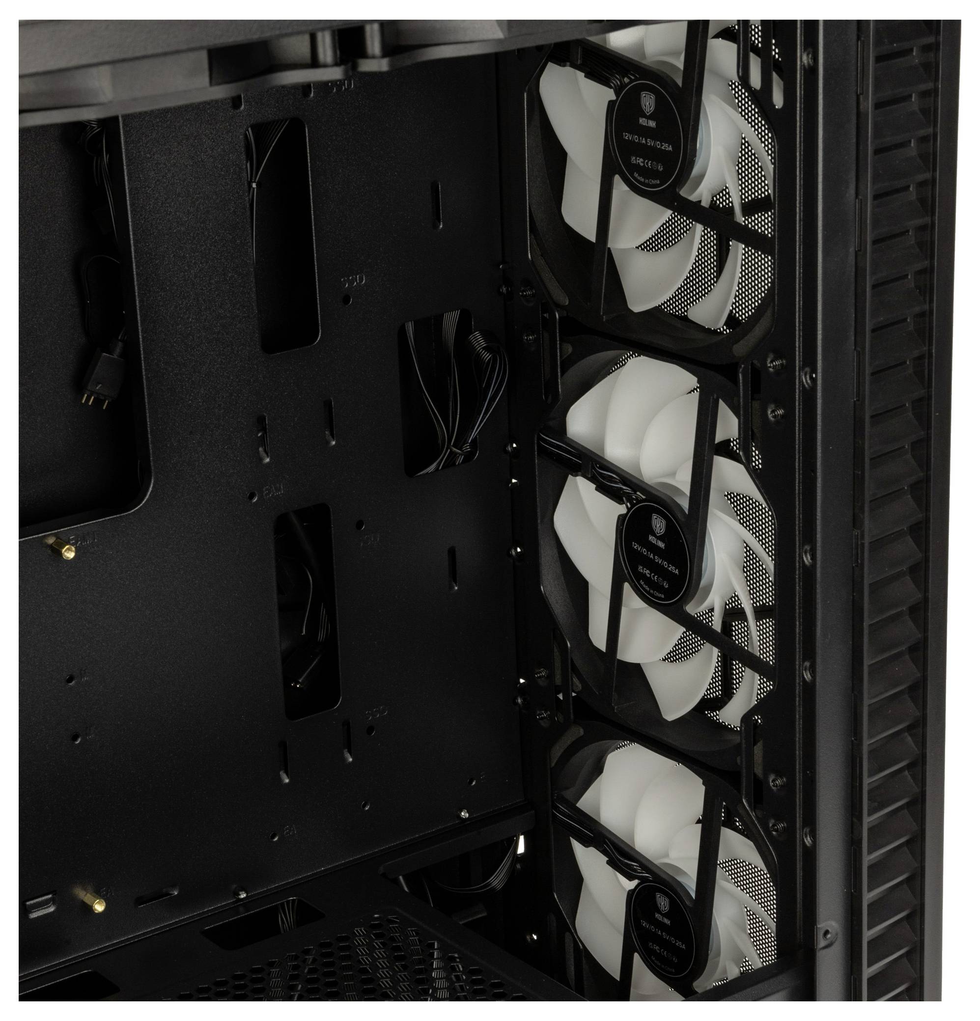 Trzy białe wentylatory są zamontowane pionowo w obudowie komputera, widoczne przez otwartą boczną pokrywę.
