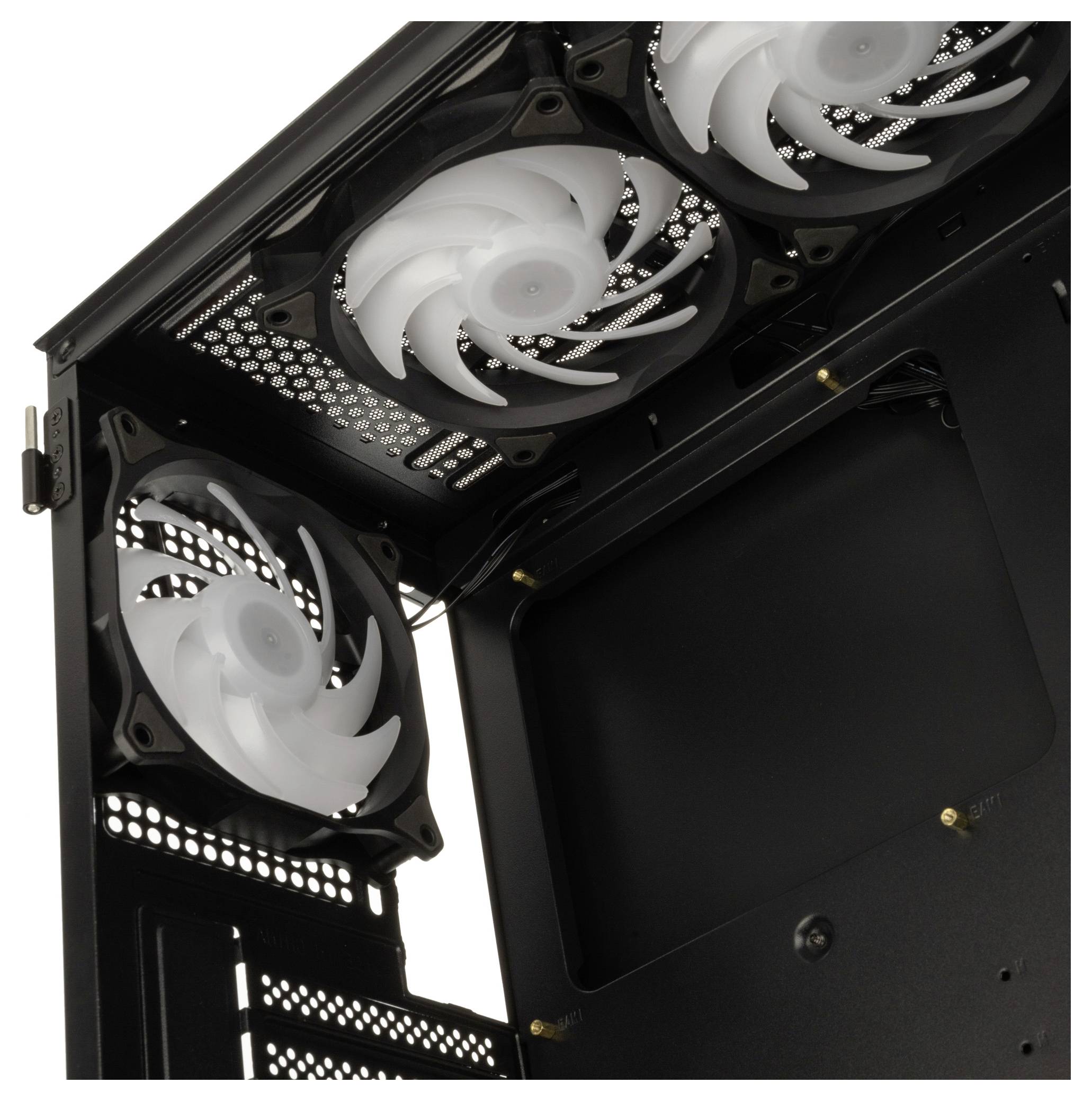 Obraz przedstawia wnętrze obudowy komputera z trzema zamontowanymi białymi wentylatorami. Żadne komponenty sprzętowe nie są zainstalowane.