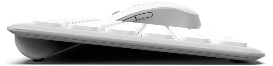 Biała mysz komputerowa na ergonomicznej klawiaturze, sfotografowana z boku od lewej strony. Kompozycja prezentuje przejrzysty, nowoczesny design.