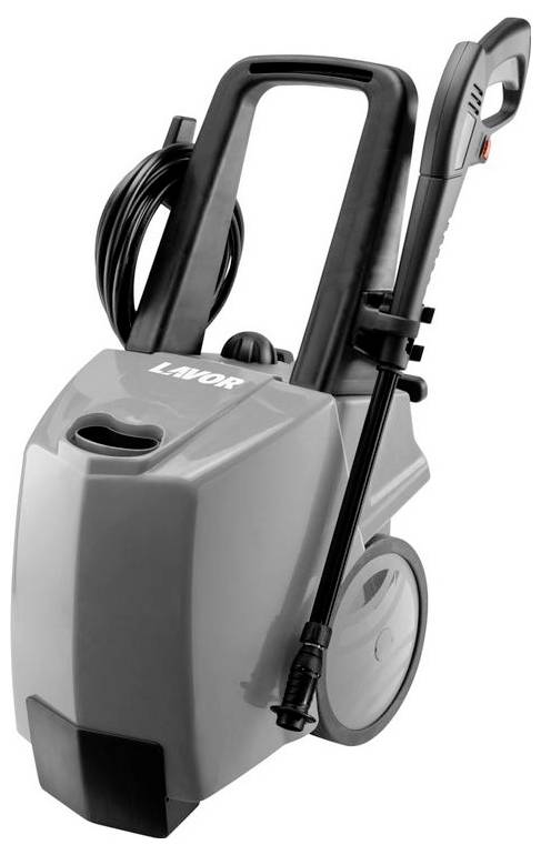 Myjka ciśnieniowa na kółkach, z lancą natryskową i wężem. Znak firmowy 'Lavor' na przedniej części. Odpowiednia do prac czyszczących.